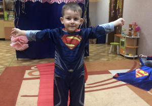 Chłopiec w przebraniu Supermana.